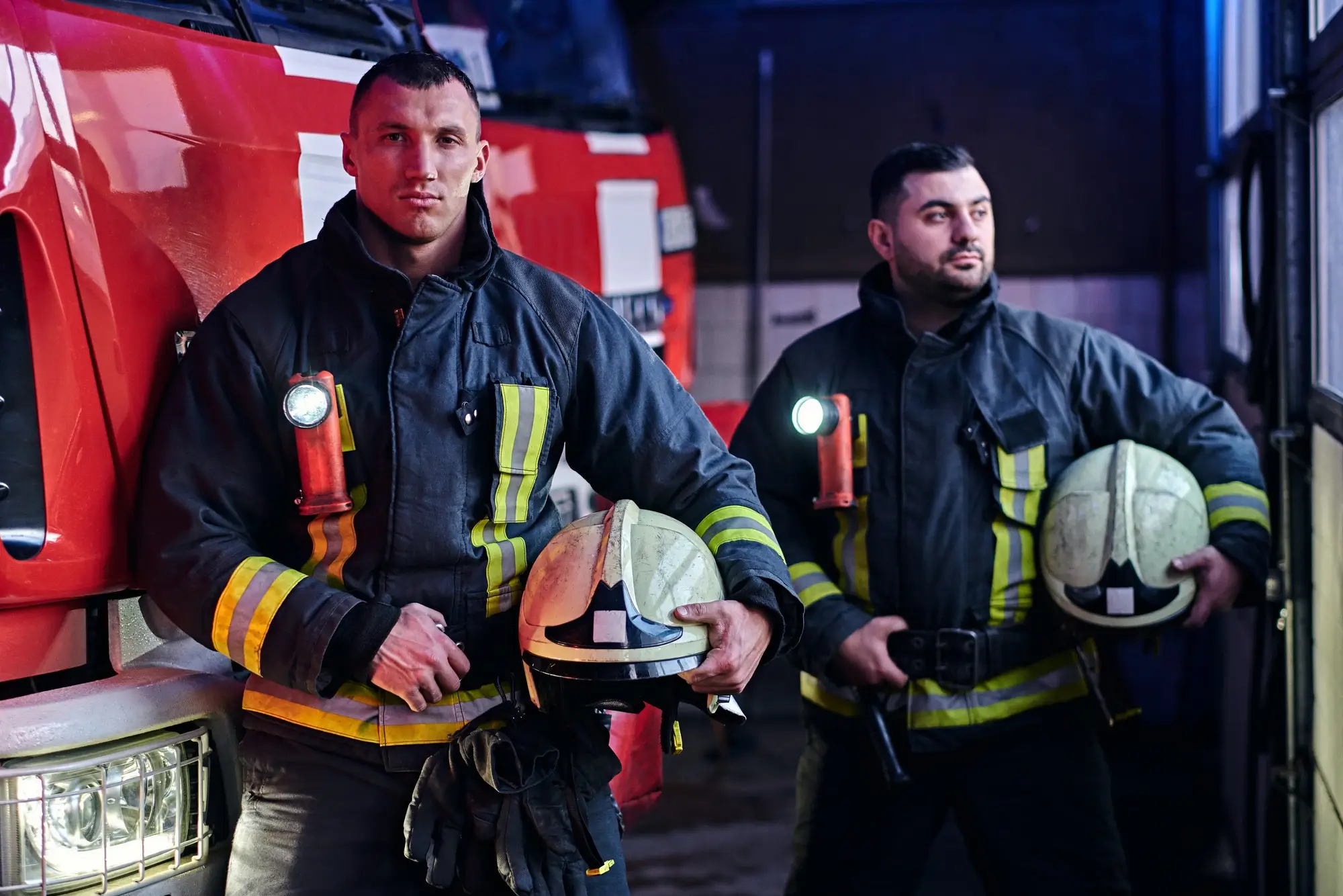 Bombeiros civis uniformizados em atuação